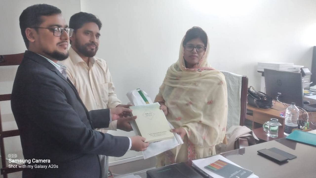 শিক্ষক, প্রশাসনিক কর্মকর্তা ও বিশিষ্টজনদের উপহার প্রদান