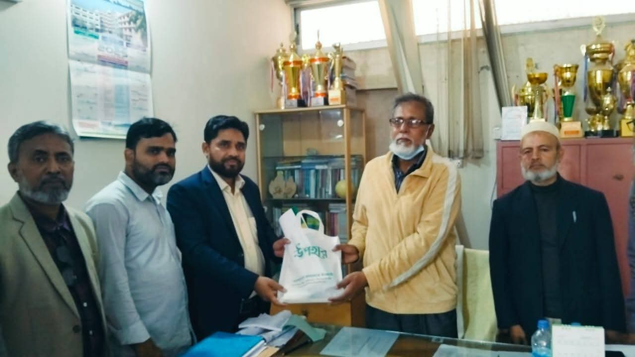 শিক্ষক, প্রশাসনিক কর্মকর্তা ও বিশিষ্টজনদের উপহার প্রদান — 2