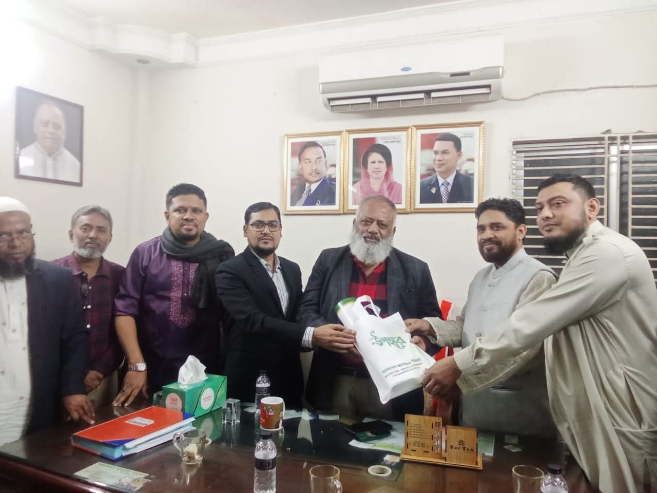 শিক্ষক, প্রশাসনিক কর্মকর্তা ও বিশিষ্টজনদের উপহার প্রদান — 3