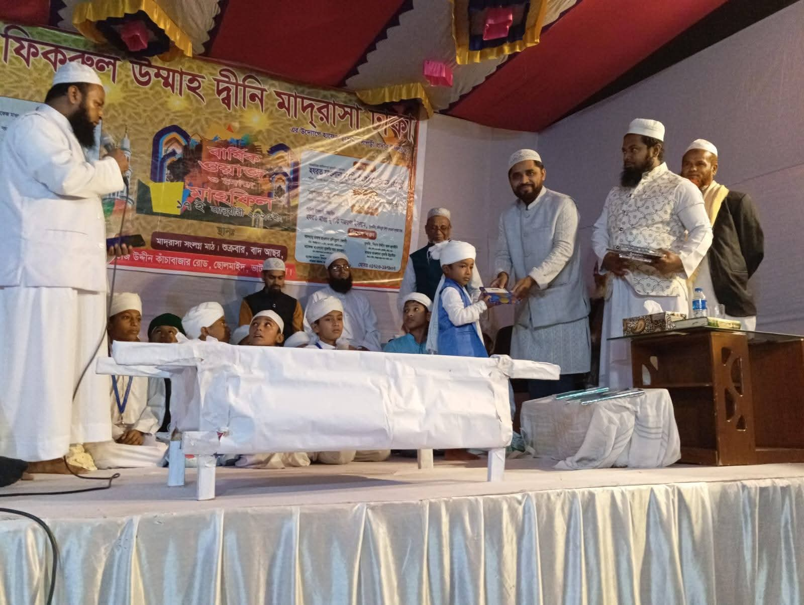 শিক্ষক, প্রশাসনিক কর্মকর্তা ও বিশিষ্টজনদের উপহার প্রদান — 4