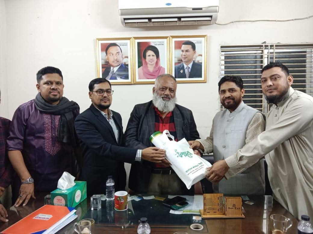 শিক্ষক, প্রশাসনিক কর্মকর্তা ও বিশিষ্টজনদের উপহার প্রদান — 5