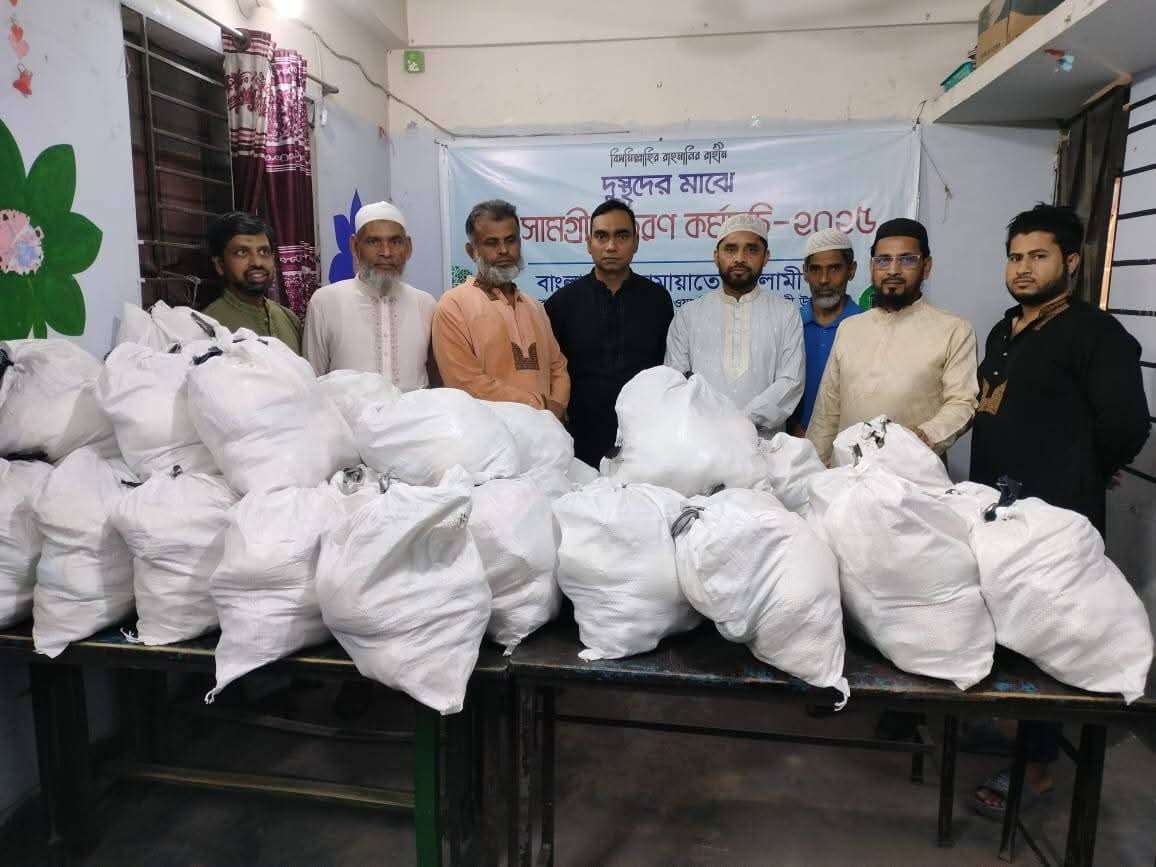 অসহায় মানুষের মাঝে খাবার ও ঈদ সামগ্রী বিতরণ — 2