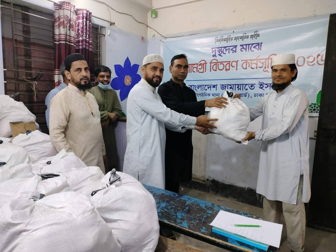 অসহায় মানুষের মাঝে খাবার ও ঈদ সামগ্রী বিতরণ — 4