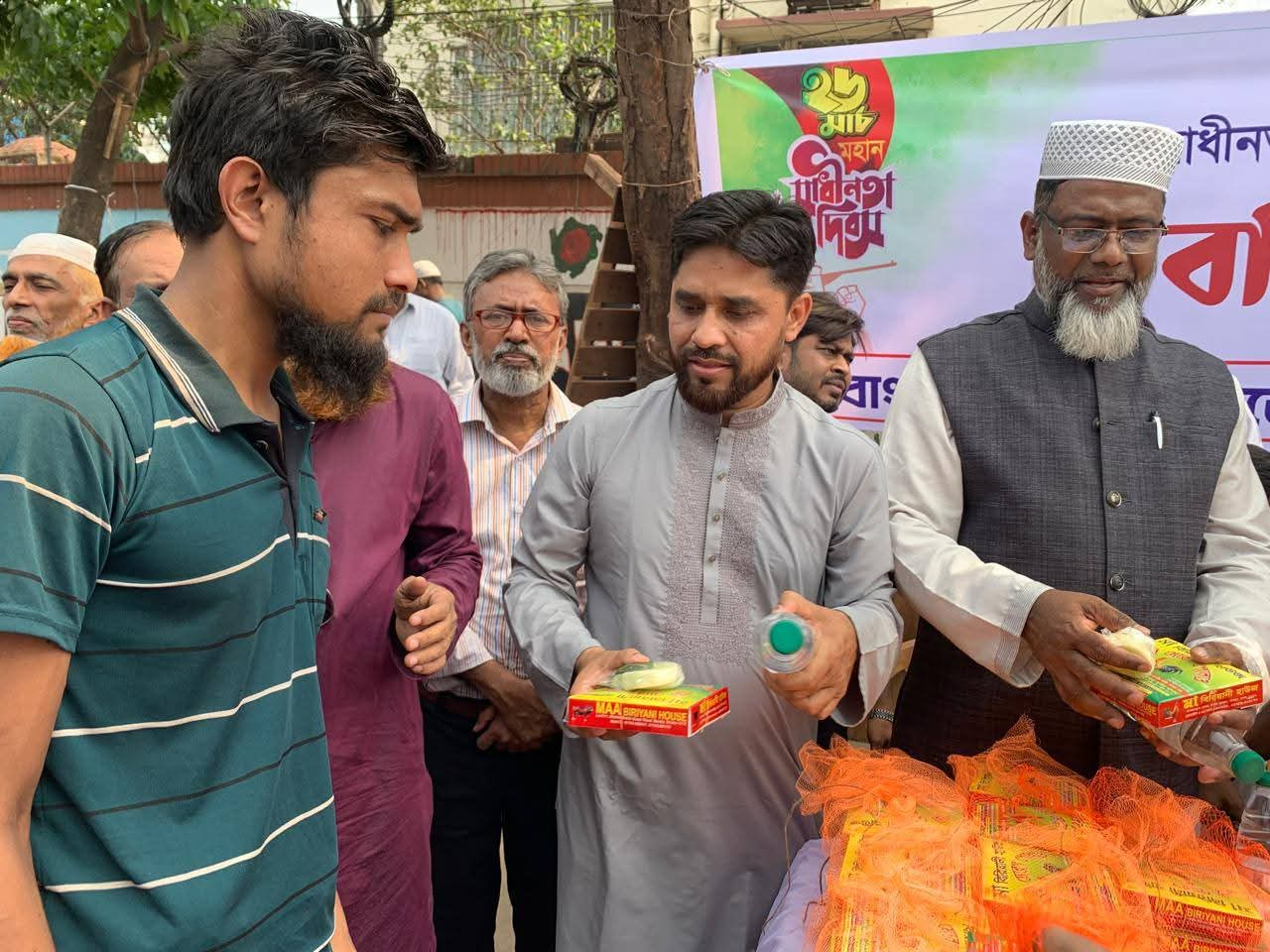 অসহায় মানুষের মাঝে খাবার ও ঈদ সামগ্রী বিতরণ — 10