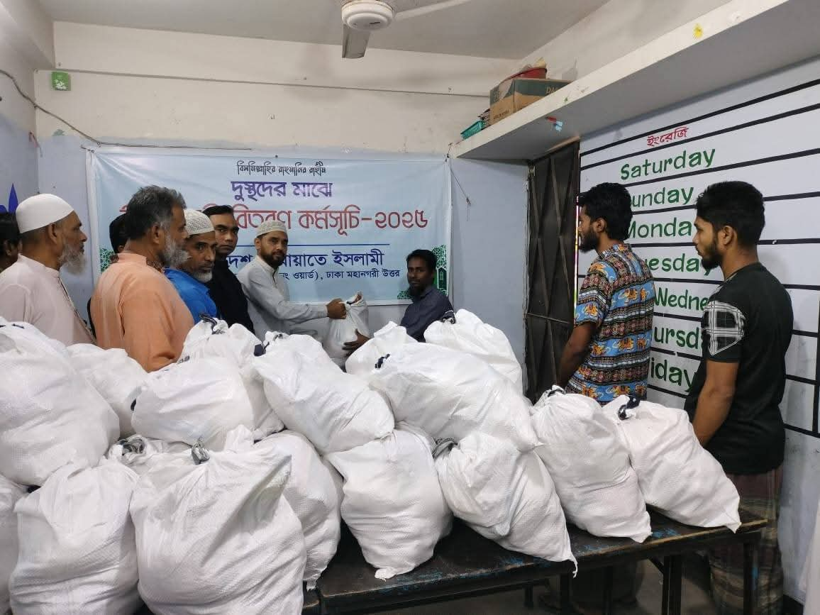অসহায় মানুষের মাঝে খাবার ও ঈদ সামগ্রী বিতরণ — 12