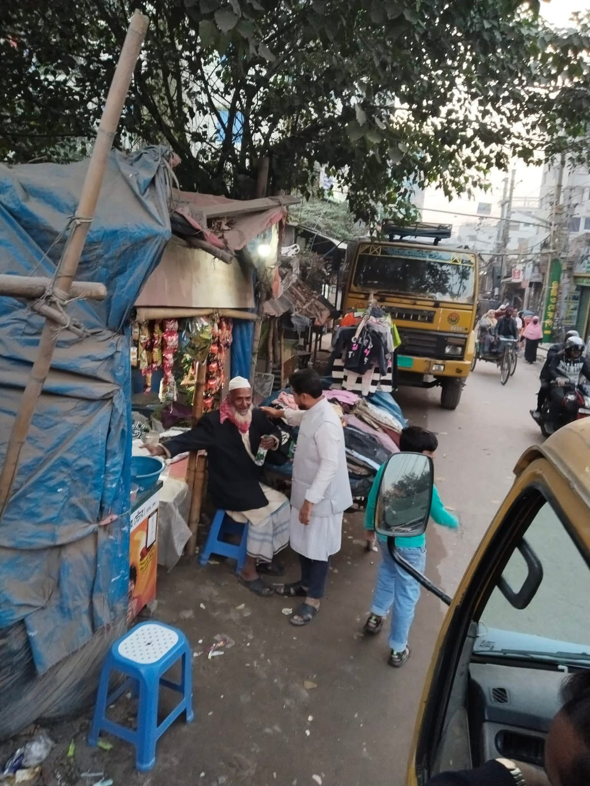 অসহায় মানুষের মাঝে খাবার ও ঈদ সামগ্রী বিতরণ — 15